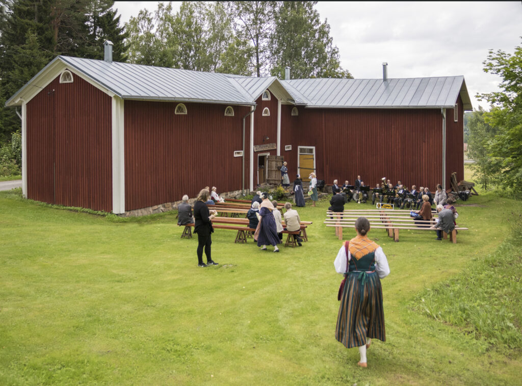 Heinäveden kotiseutumuseon kuva, ihmisiä pihamaalla.