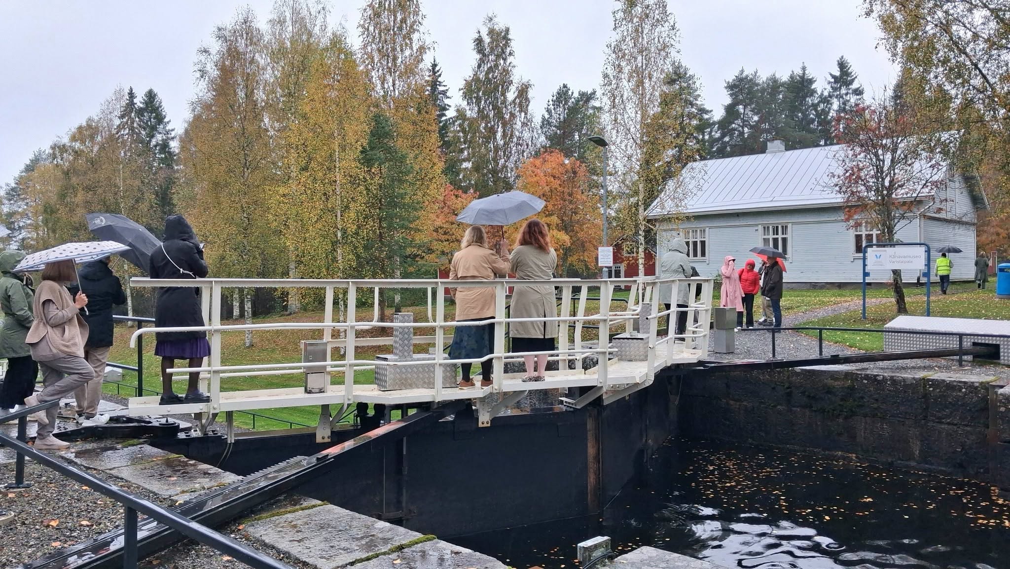 Joukko tutkijoita tutustuu Heinäveden Varistaipaleen kanavamiljööseen.